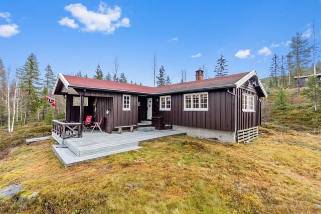 The cabin is freely situated on a small hill.