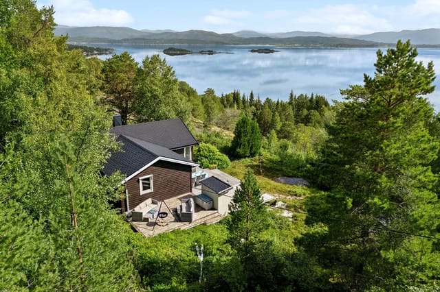 Charming holiday home with beautiful location by Sagelva