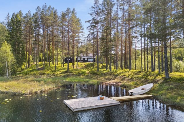 A fantastic holiday home with a unique location right by the water