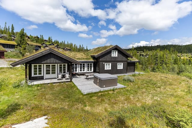 Welcome to Staulsvegen 25 – a beautiful family cabin with up to ten beds and spacious living areas!
