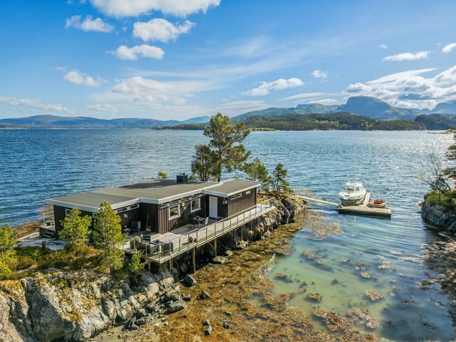 Welcome to Ånesvegen 198 – a fantastic holiday property with a unique location on its own islet, completely shielded from view.