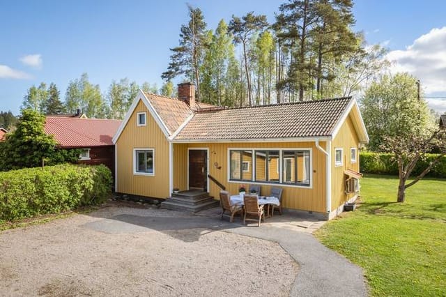 Front view of the house and garden