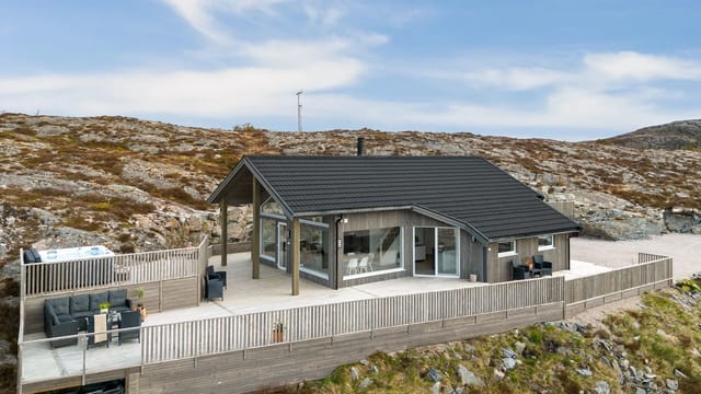 Welcome to Trovågveien 14 - A fantastic property with an idyllic location in Knarrlagsundet.