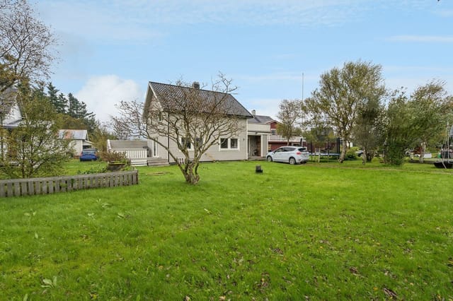 Welcome to Ormsøyveien 7 - the property is located at the end of a cul-de-sac, ensuring little passing traffic and a private setting. Seaside plot just a stone's throw away.