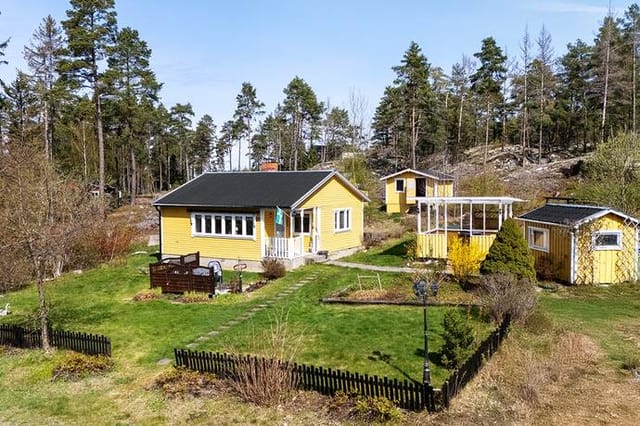 Front view of the holiday home and garden