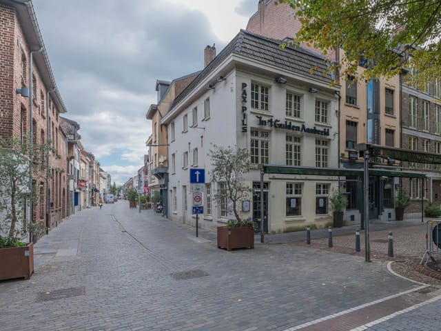 Front view of Markt 10, Maaseik