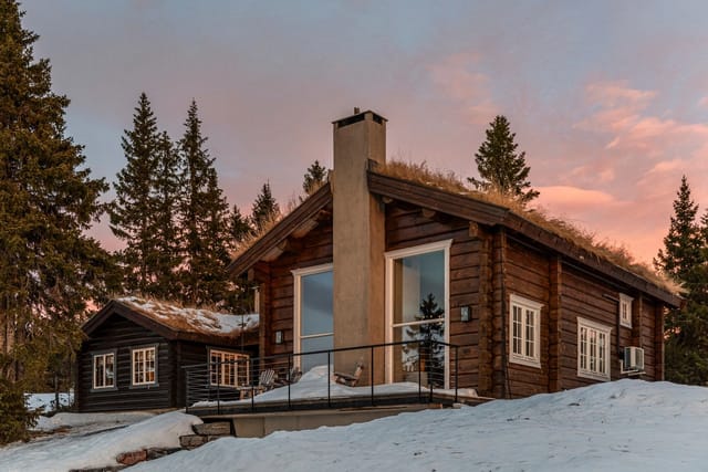 Vardvegen 129 is a beautiful, exclusive, and spacious cabin located in a newer cabin area at Hafjelltoppen, Gaiatoppen, approximately 915 meters above sea level.