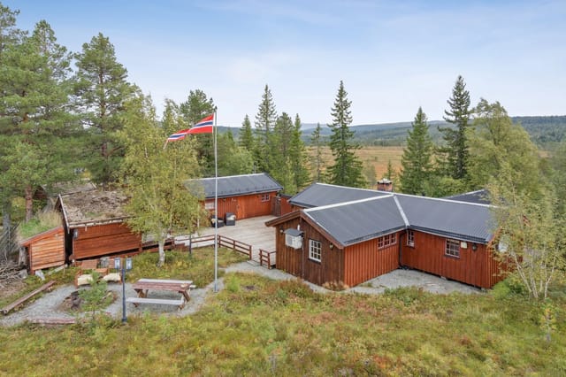 Spacious and well-maintained leisure property with good standard and several outbuildings, beautifully located on the edge of a small and quiet cabin area.