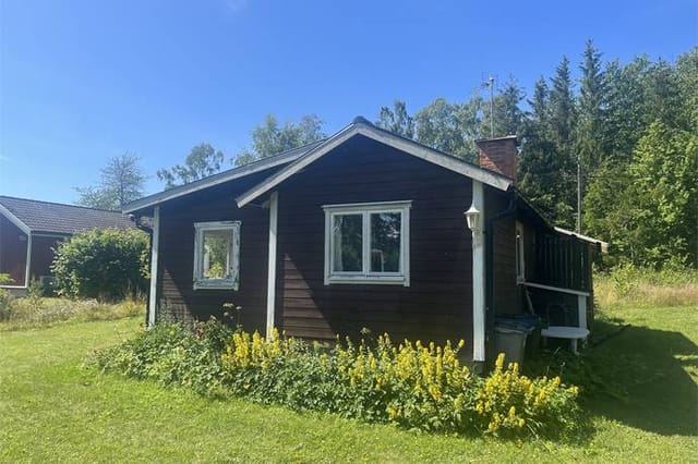 Front view of the holiday home and garden