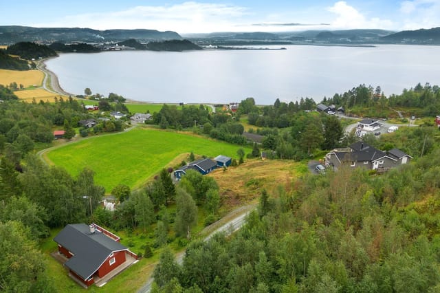 Welcome to Fredly and Viksjøvegen 82 – a well-maintained leisure property on beautiful Vikanlandet.
