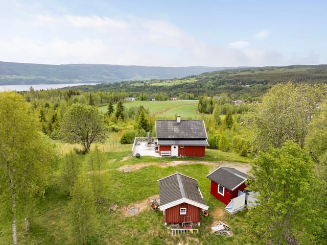 Short walk down to Randsfjorden. Great fishing, boating, and swimming opportunities.