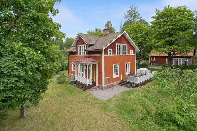 Front view of Arnebo 301