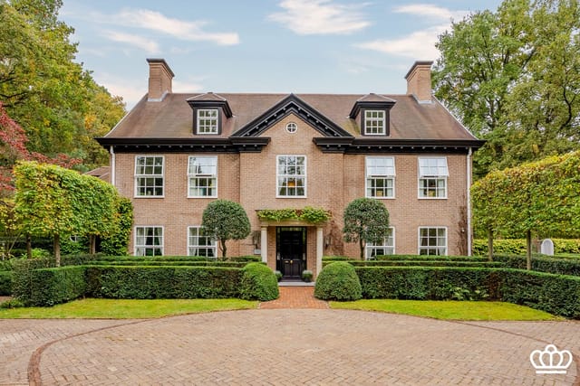 Front view of Villa Four Oaks