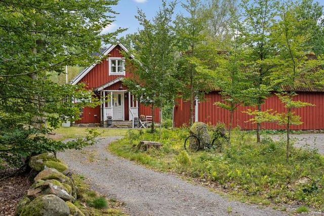 Front view of the cottage