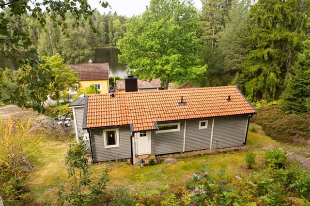 Exterior view of the house and lake