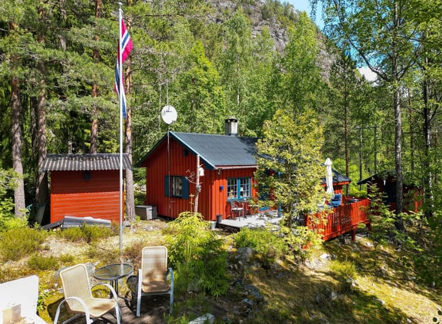 Front view of the cabin and annex