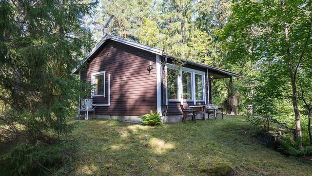 Front view of the winterized cottage and large plot