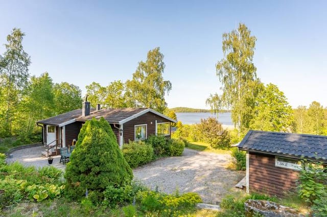 Exterior view of the holiday home with lake view