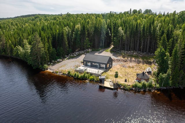 Lakefront view of Sör-Älgen 272