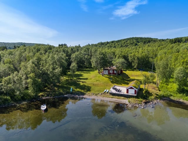 Overview of the property and shoreline