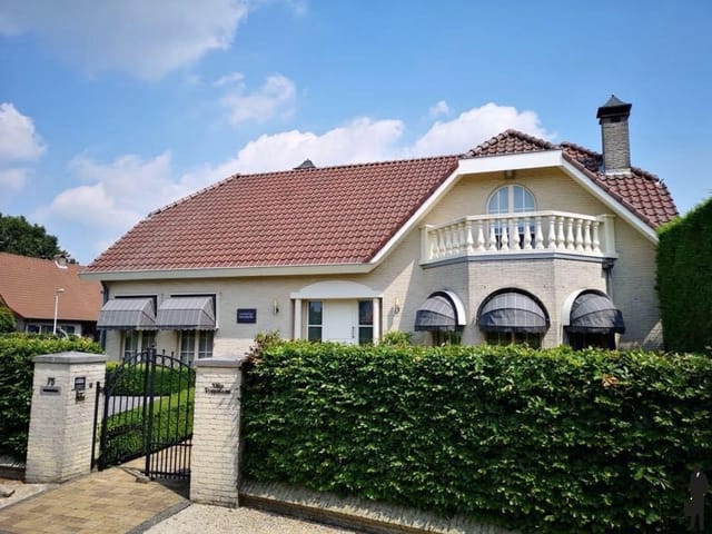 Front view of Huzenblek 75