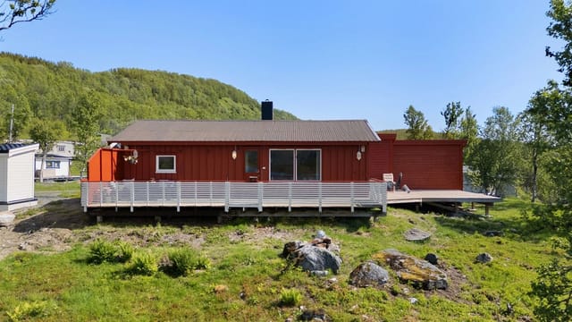 Charming cabin with spacious terrace, idyllically located in scenic surroundings. Perfect for relaxation and outdoor life.
