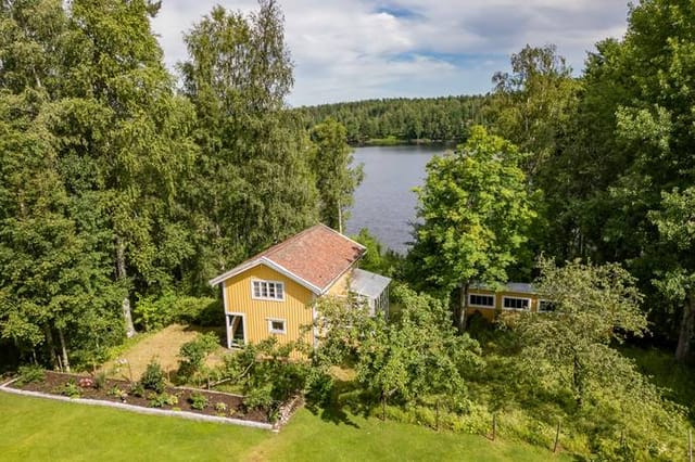 Exterior view of the cottage and natural plot