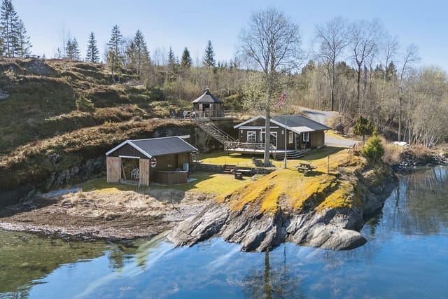 Idyllic leisure property in Inderøy with a sheltered location right on the waterfront. The property offers a main cabin, boathouse, grill cabin, and its own shoreline.