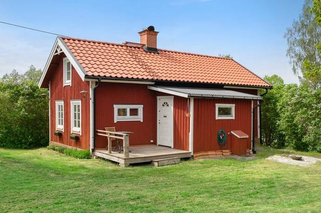 Front view of the summer house