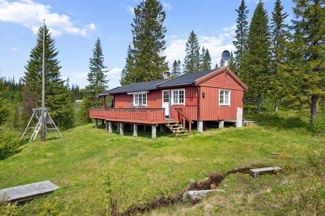 Welcome to Nordre Hersjøvegen 236! A secluded and well-maintained property with an attractive location by the popular Hersjøen.