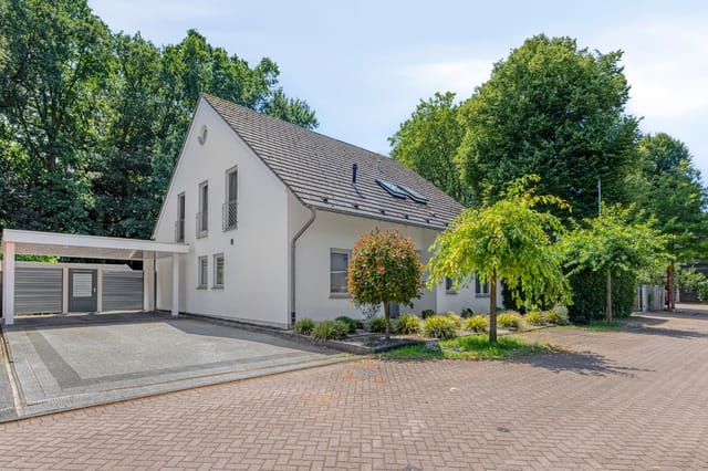 Front view of Unter den Eichen 19