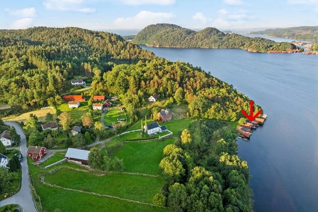 The property is about 9 decares with shoreline and boathouse at Ytre Egeland.