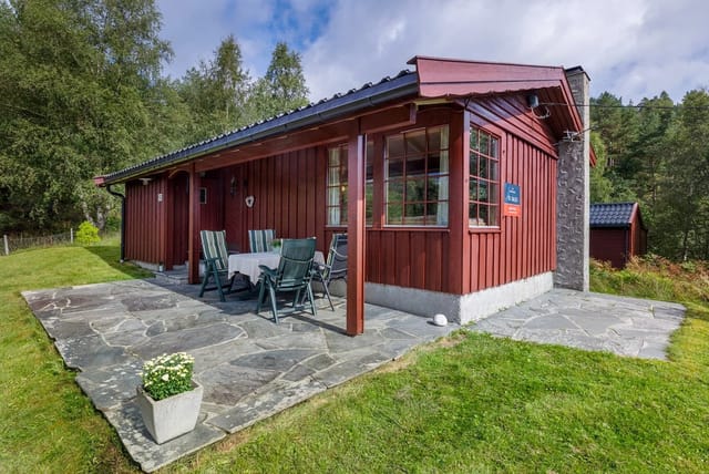 Beautifully located cabin with several seating areas on sunny patios.