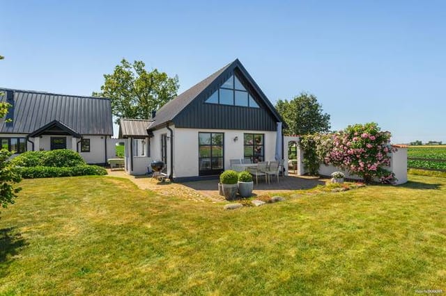 Front view of the Skåne longhouse and garden