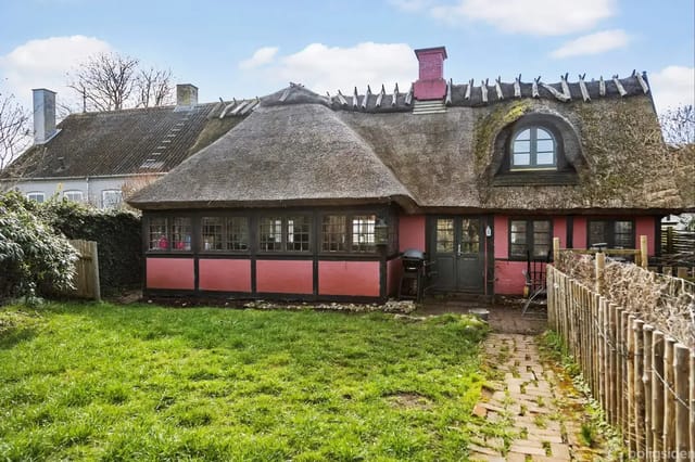 The thatched villa with pink facade and garden