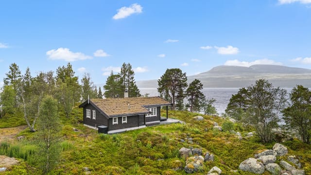 Welcome to Synnervika 111. Modern cabin with unique location on a peninsula with Femunden as the nearest neighbor.