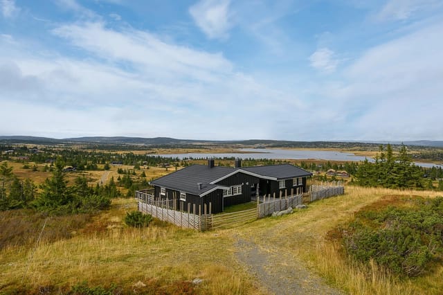 Unique opportunity, rarely beautiful location! Welcome to Sjusjøen-Pihl 765!