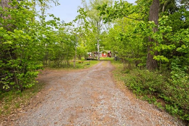 Front view of the holiday home and garden