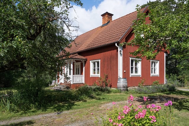 Front view of Herrökna Sofielund 1