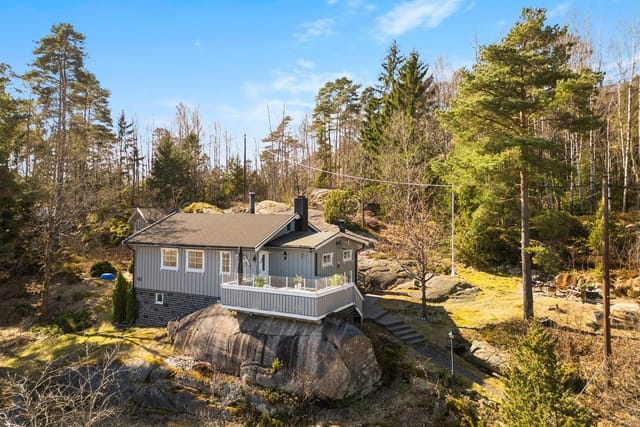 Welcome to Karlsøyveien 145! A charming holiday home resting on solid bedrock, with a great combination of natural plot and developed outdoor spaces.