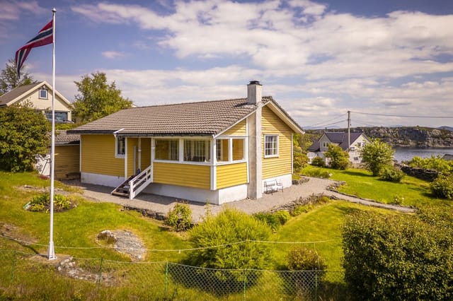 An idyllic cabin in scenic surroundings, just a stone's throw from Høylandsvika.