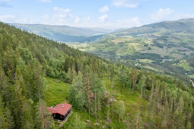 DNB Eiendom ved Ann-Kristin Salvesen har gleden av å presentere Skareveien 177 - En flott beliggende fjellhytte med vill og vakker utsikt i usjenerte, naturskjønne omgivelser.