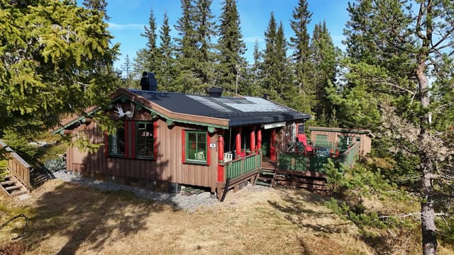 Welcome to this cozy cabin, perfectly placed on a sunny plot. Here you can enjoy quiet moments in nature, create memories with family and friends, and experience the best of leisure living. An oasis for both relaxation and recreation!