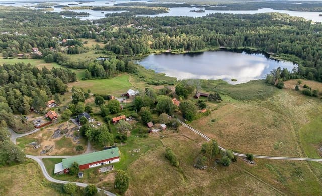 Main house and garden with lake view