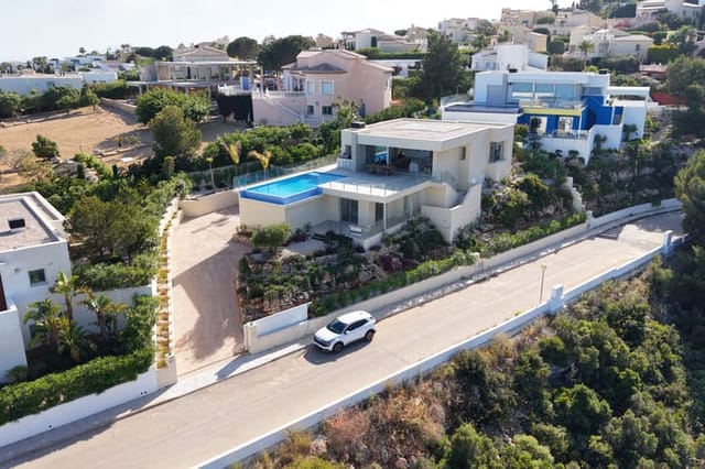 Main view of Villa Iris with infinity pool and sea view