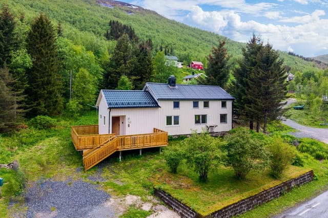 Five bedrooms offer many possibilities; rooms can be used as wardrobes or extra living rooms.