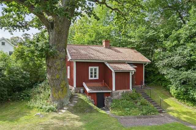 Exterior view of the holiday home by the river
