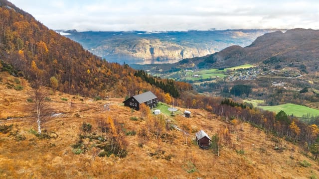 Fantastic location in majestic high mountain nature with beautiful views and excellent sun conditions