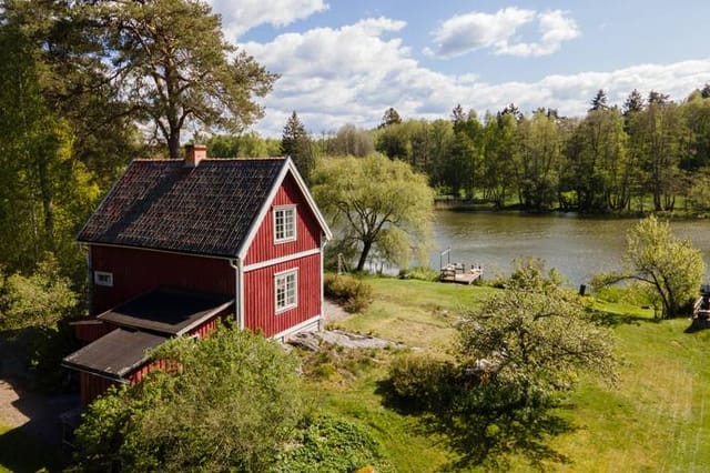 Exterior view of the house and lake