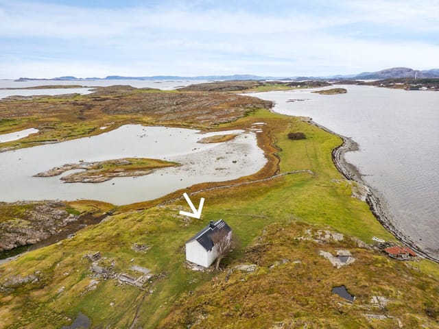 Rare leisure property at the edge of Valsøya with approximately 5 acres of land and an exceptional location.